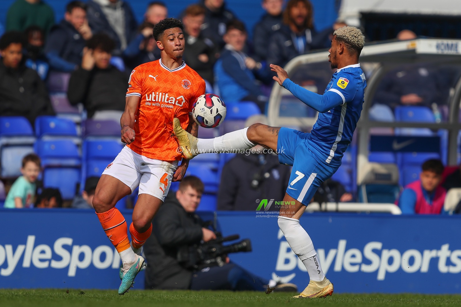 Jordan Lawrence-Gabriel #4 of Blackpool and Juninho Bacuna #7 of Birmingham City battle for the ball during the Sky Bet Championship match Birmingham City vs Blackpool at St Andrews, Birmingham, United Kingdom, 22nd April 2023

(Photo by Gareth Evans/News Images)