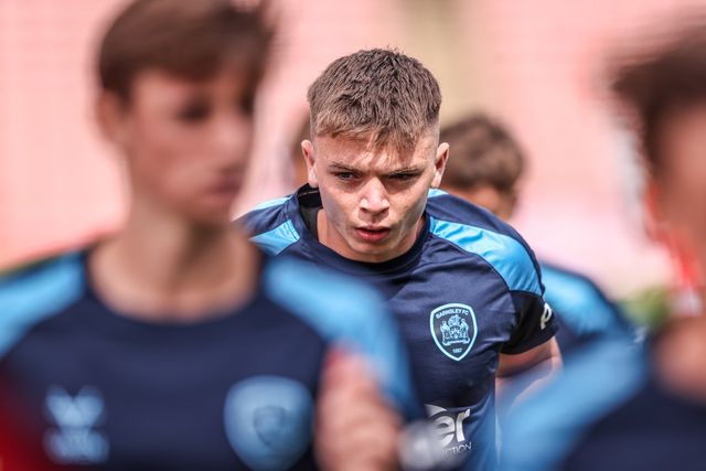 Patrick Kelly of Barnsley in the pregame warmup session during the Sky Bet League One match Barnsley vs Bromley at Oakwell, Barnsley, United Kingdom on 15 August 2026

(Photo by Alfie Cosgrove/News Images)