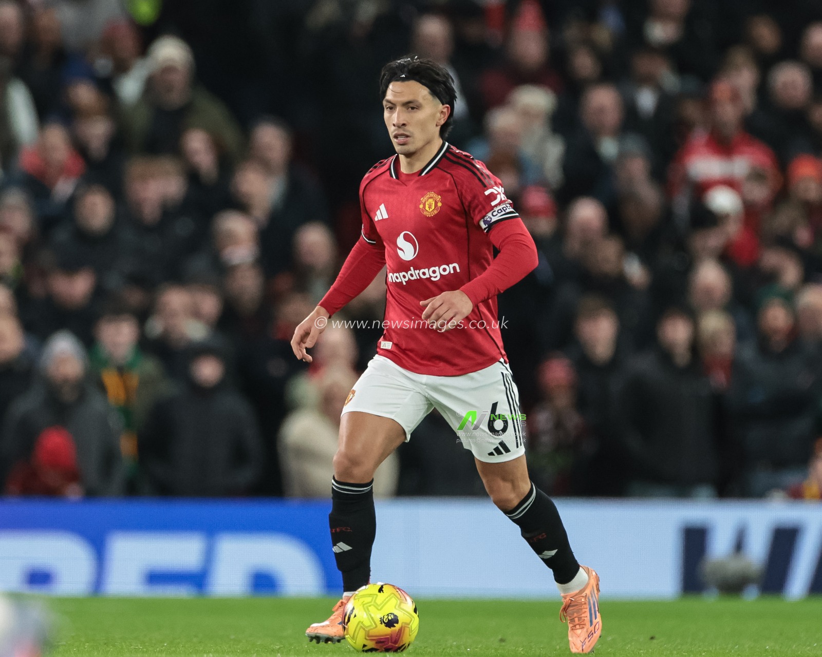 Lisandro Martinez of Manchester United with the ball during the Premier League match Manchester United vs Wolverhampton Wanderers at Old Trafford, Manchester, United Kingdom, 30th December 2025

(Photo by Mark Cosgrove/News Images)

*** GER AUT SUI OUT ***