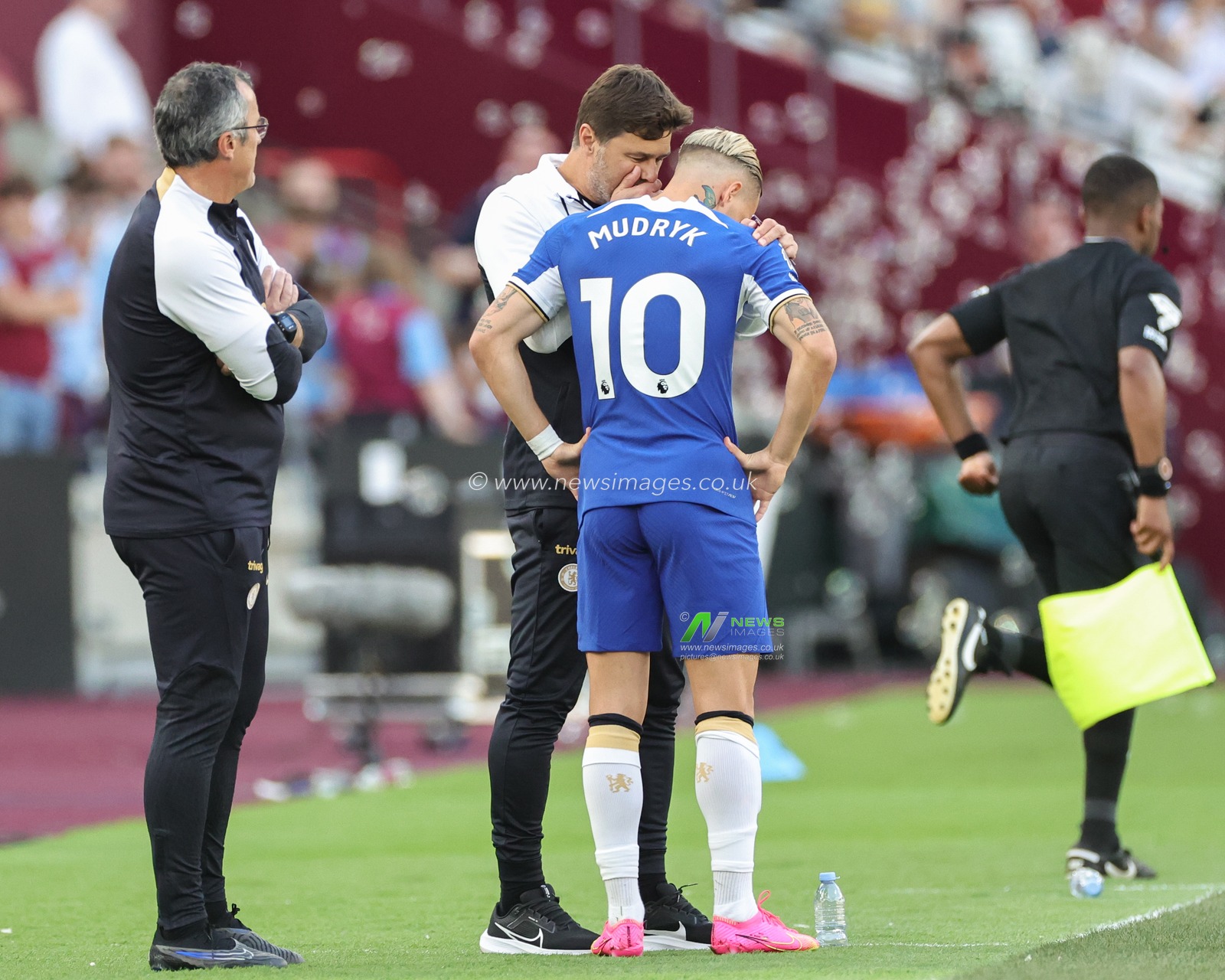 Mauricio Pochettino manager of Chelsea talks to Mykhaylo Mudryk #10 of Chelsea during the Premier League match West Ham United vs Chelsea at London Stadium, London, United Kingdom, 20th August 2023

(Photo by Mark Cosgrove/News Images)