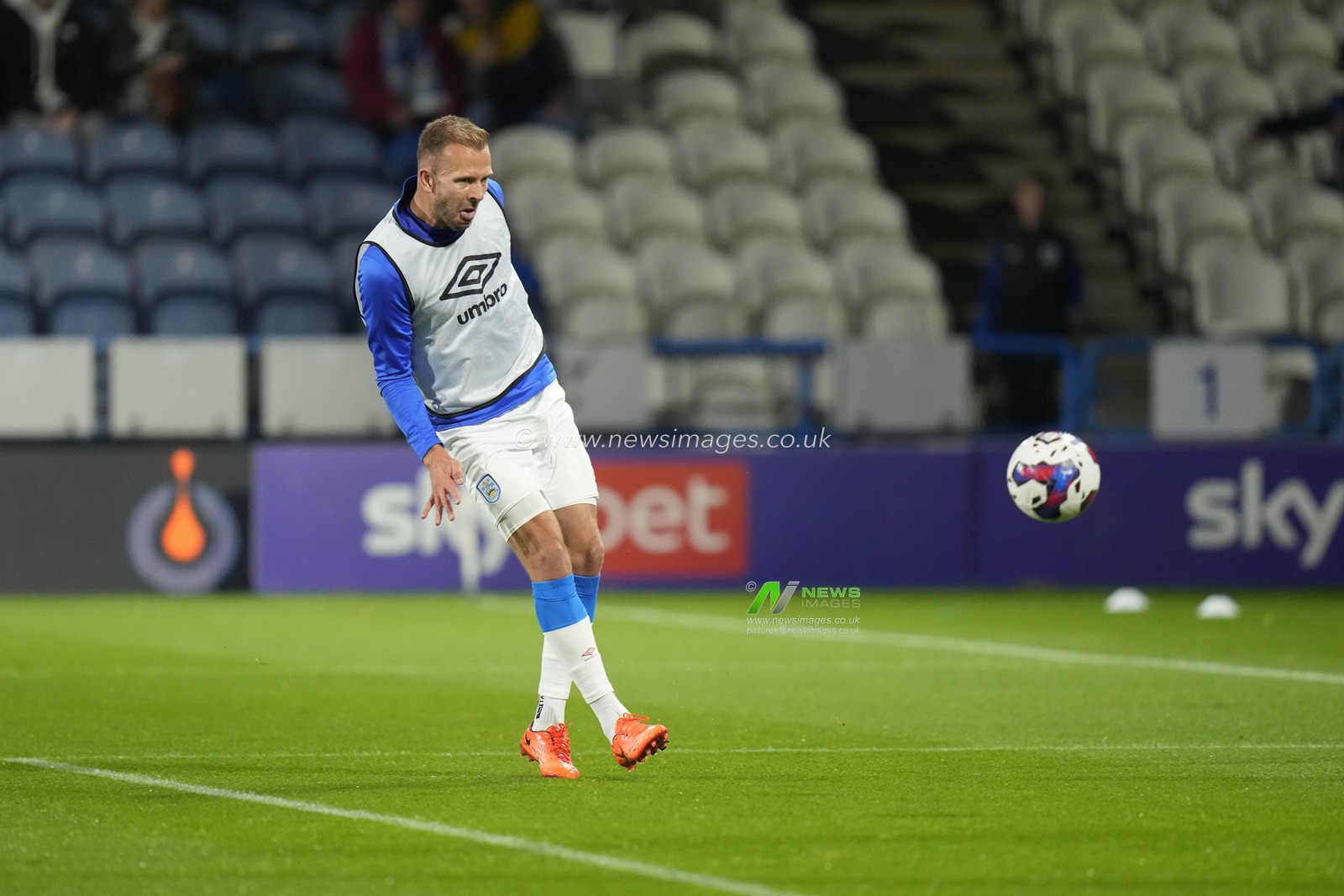 Jordan Rhodes #9 of Huddersfield Town warms up before the Sky Bet Championship match Huddersfield Town vs Preston North End at John Smith's Stadium, Huddersfield, United Kingdom, 18th October 2022

(Photo by Steve Flynn/News Images)