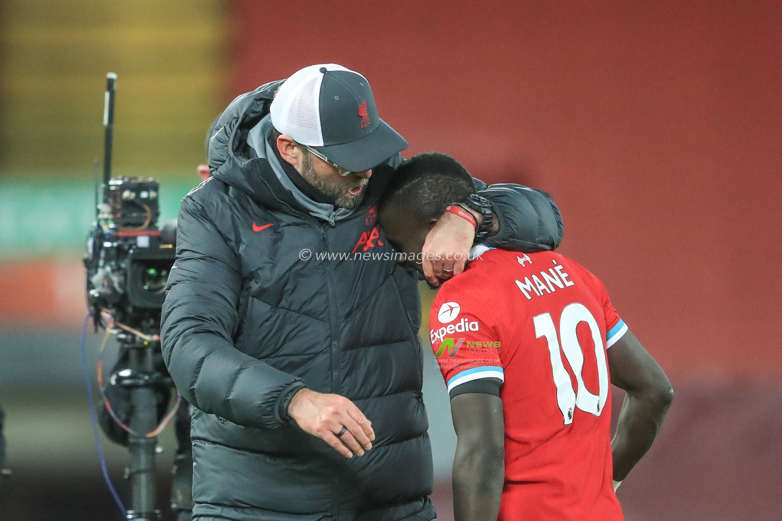 JÃ¼rgen Klopp manager of Liverpool and Sadio Mane #10 of Liverpool celebrate Liverpools 2-1 win