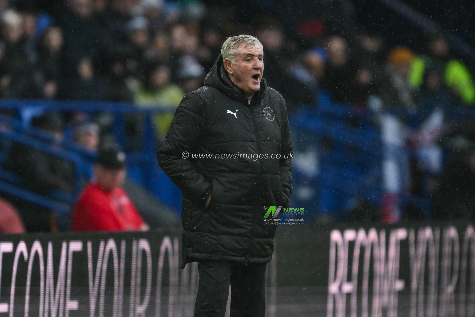 Steve Bruce head coach of Blackpool gives his team instructions during the Sky Bet League 1 match Bolton Wanderers vs Blackpool at Toughsheet Community Stadium, Bolton, United Kingdom, 23rd November 2024

(Photo by Craig Thomas/News Images)