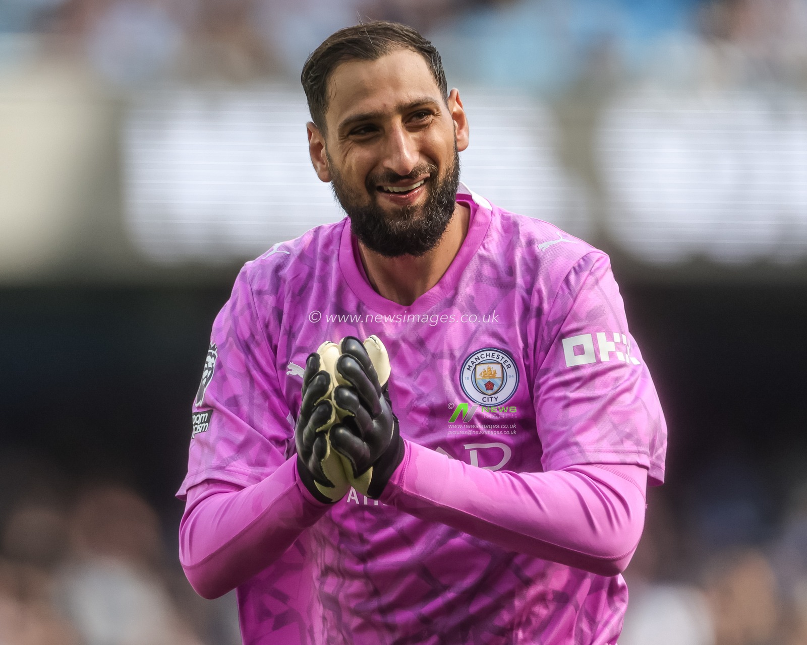 Manchester City goalkeeper Gianluigi Donnarumma applauds the fans during the Premier League match Manchester City vs Coventry City at Etihad Stadium, Manchester, United Kingdom on 05 September 2026

(Photo by Mark Cosgrove/News Images)
