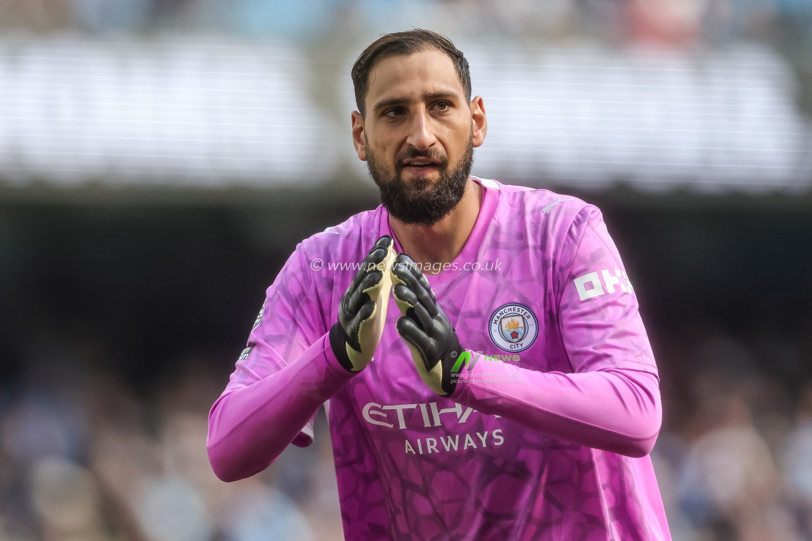 Manchester City goalkeeper Gianluigi Donnarumma applauds the fans during the Premier League match Manchester City vs Coventry City at Etihad Stadium, Manchester, United Kingdom on 05 September 2026

(Photo by Mark Cosgrove/News Images)