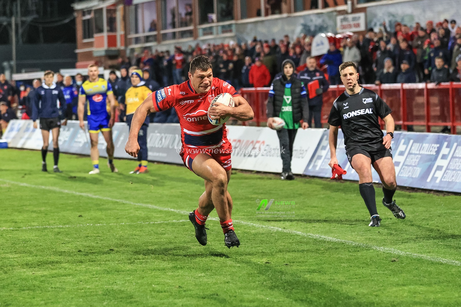 Ryan Hall #5 of Hull KR goes over for a try