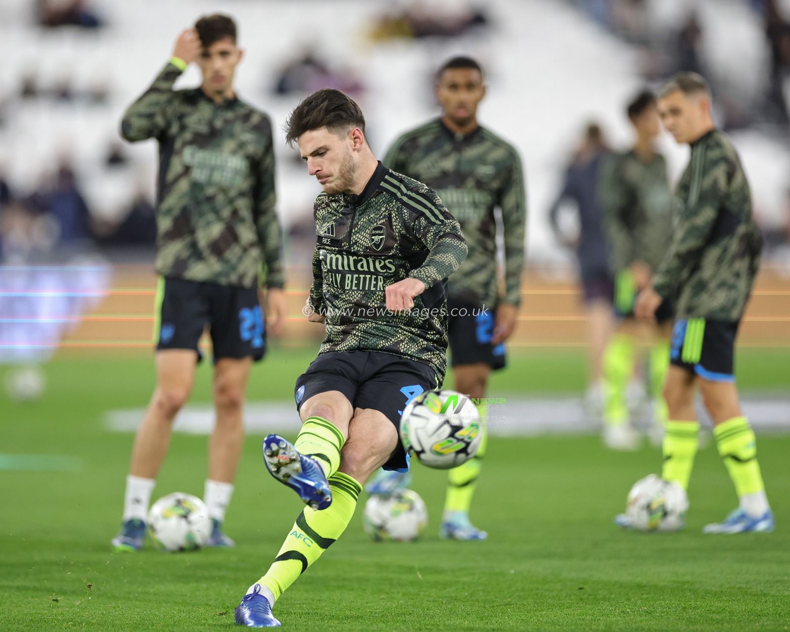 Declan Rice #41 of Arsenal during the pre-game warm up ahead of the Carabao Cup Fourth Round match West Ham United vs Arsenal at London Stadium, London, United Kingdom, 1st November 2023

(Photo by Mark Cosgrove/News Images)