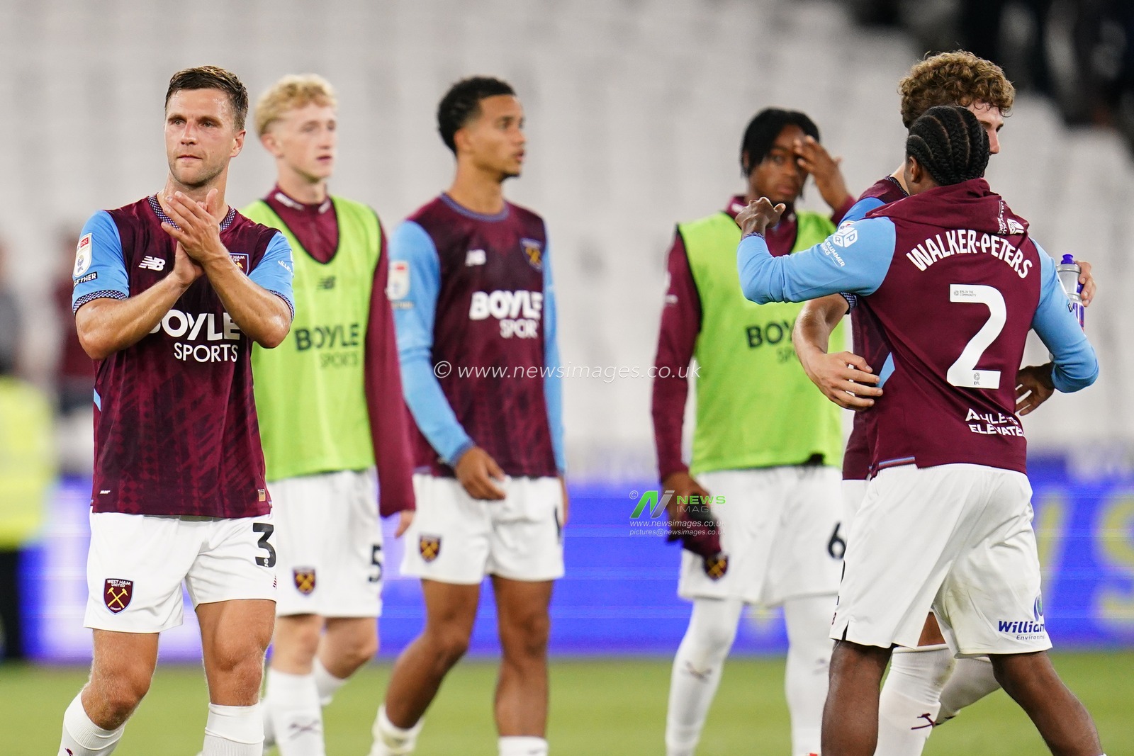 West Ham players applaud home support at full time during the Sky Bet Championship match West Ham United vs Wolverhampton Wanderers at London Stadium, London, United Kingdom on 01 September 2026

(Photo by Harvey Murphy/News Images)