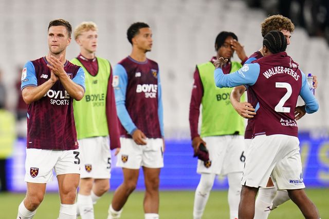 West Ham players applaud home support at full time during the Sky Bet Championship match West Ham United vs Wolverhampton Wanderers at London Stadium, London, United Kingdom on 01 September 2026

(Photo by Harvey Murphy/News Images)