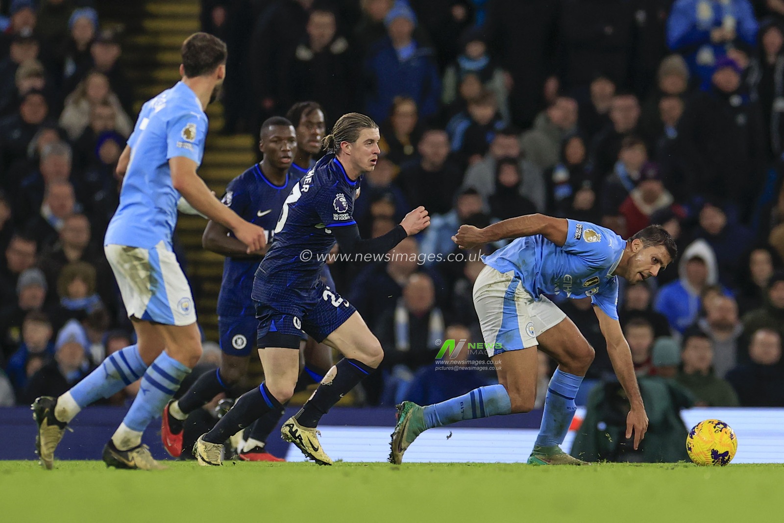 Conor Gallagher of Chelsea runs with the ball during the Premier League match Manchester City vs Chelsea at Etihad Stadium, Manchester, United Kingdom, 17th February 2024

(Photo by Conor Molloy/News Images)