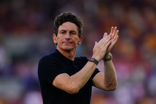 Keith Andrews manager of Brentford applauds home support at full time during the Premier League match Brentford vs Sunderland at GTECH Community Stadium, London, United Kingdom on 05 September 2026

(Photo by Harvey Murphy/News Images)