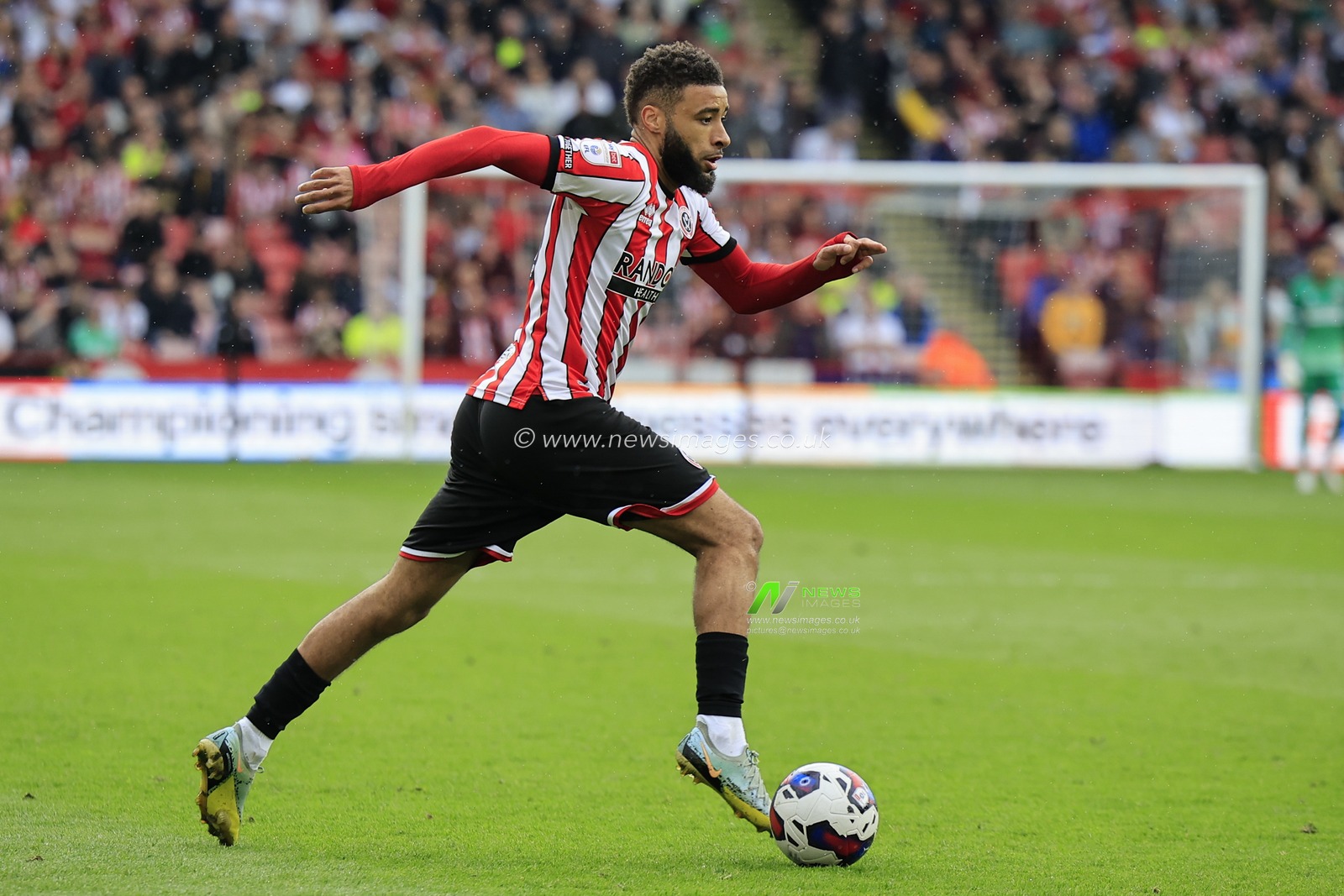 Jayden Bogle #20 of Sheffield United runs with the ball during the Sky Bet Championship match Sheffield United vs Preston North End at Bramall Lane, Sheffield, United Kingdom, 29th April 2023

(Photo by Conor Molloy/News Images)