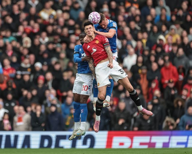 Benjamin Sesko of Manchester United, Nordi Mukiele of Sunderland and Milan Aleksić of Sunderland battle for the ball during the Premier League match Manchester United vs Sunderland at Old Trafford, Manchester, United Kingdom, 4th October 2025

(Photo by Mark Cosgrove/News Images)