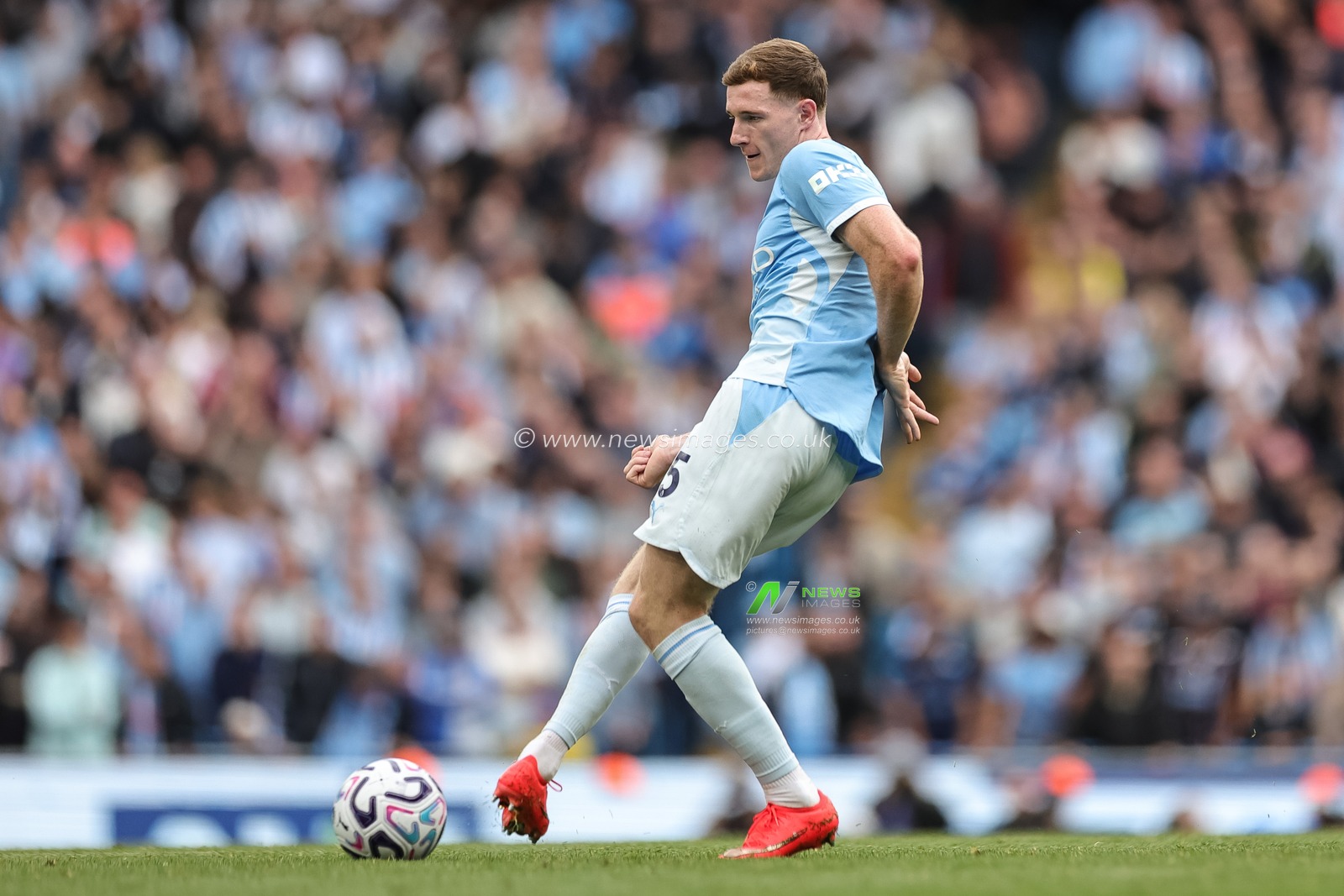 Elliot Anderson of Manchester City passes the ball during the Premier League match Manchester City vs Coventry City at Etihad Stadium, Manchester, United Kingdom on 05 September 2026

(Photo by Mark Cosgrove/News Images)