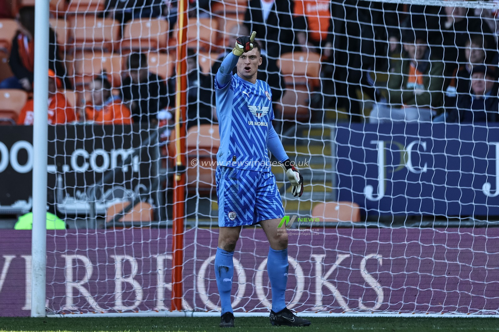 Liam Roberts of Barnsley gives his team instructions during the Sky Bet League 1 match Blackpool vs Barnsley at Bloomfield Road, Blackpool, United Kingdom, 20th April 2024

(Photo by Mark Cosgrove/News Images)