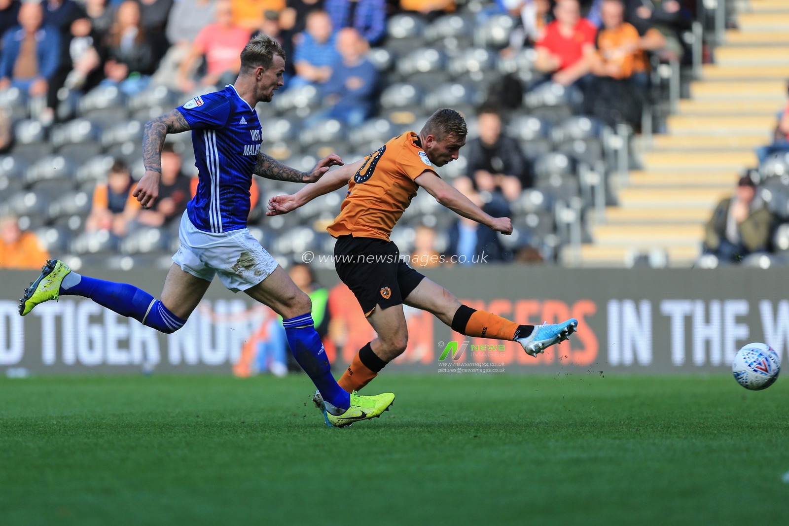 28th September 2019, KCOM Stadium, Hull , England; Sky Bet Championship Football, Hull City vs Cardiff City; Jarrod Bowen (20) of Hull City takes a shot on goal

Credit:   David Greaves/News Images

English Football League images are subject to DataCo Licence