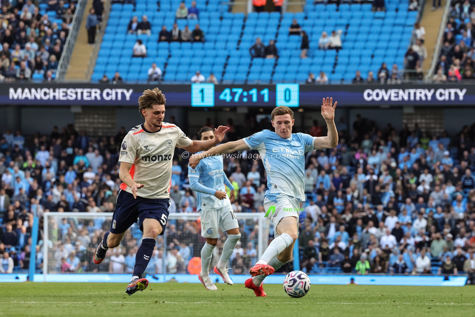 Elliot Anderson of Manchester City in action with the ball during the Premier League match Manchester City vs Coventry City at Etihad Stadium, Manchester, United Kingdom on 05 September 2026

(Photo by Mark Cosgrove/News Images)