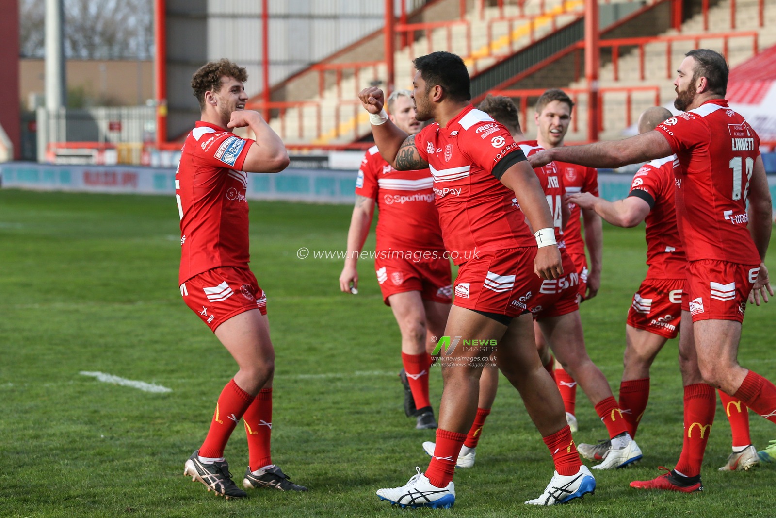 Albert Vete (8) of Hull KR celebrates his try