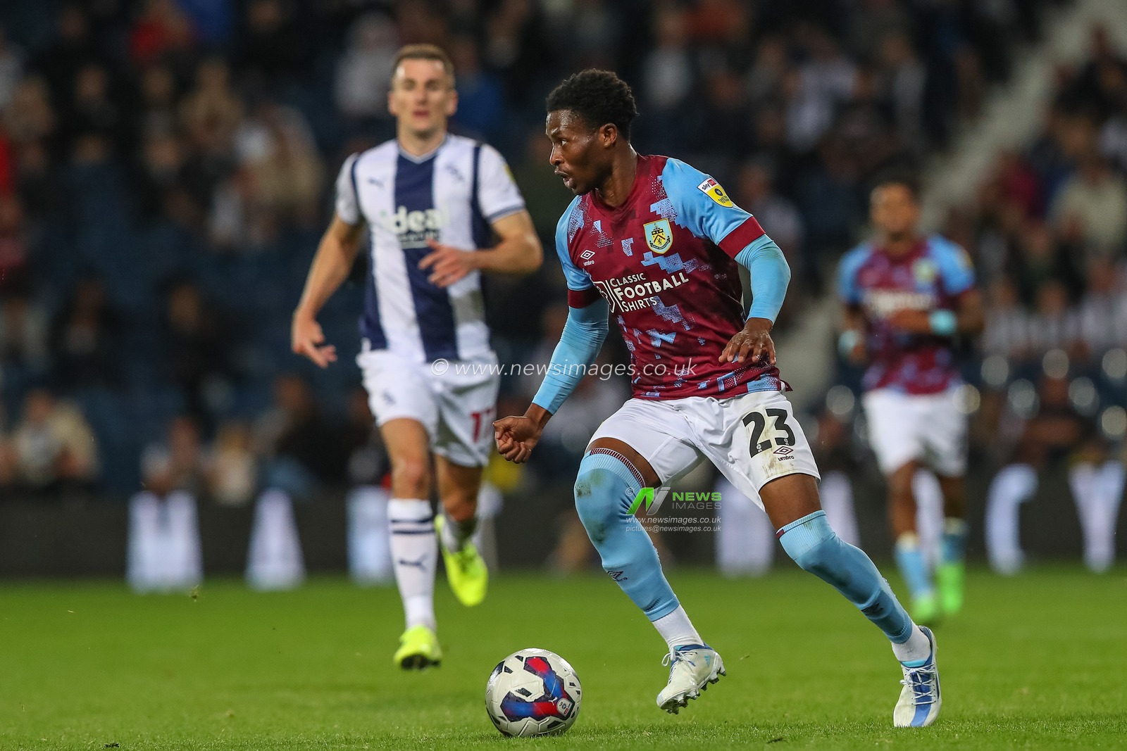 Nathan Tella #23 of Burnley runs with the ball during the Sky Bet Championship match West Bromwich Albion vs Burnley at The Hawthorns, West Bromwich, United Kingdom, 2nd September 2022

(Photo by Gareth Evans/News Images)