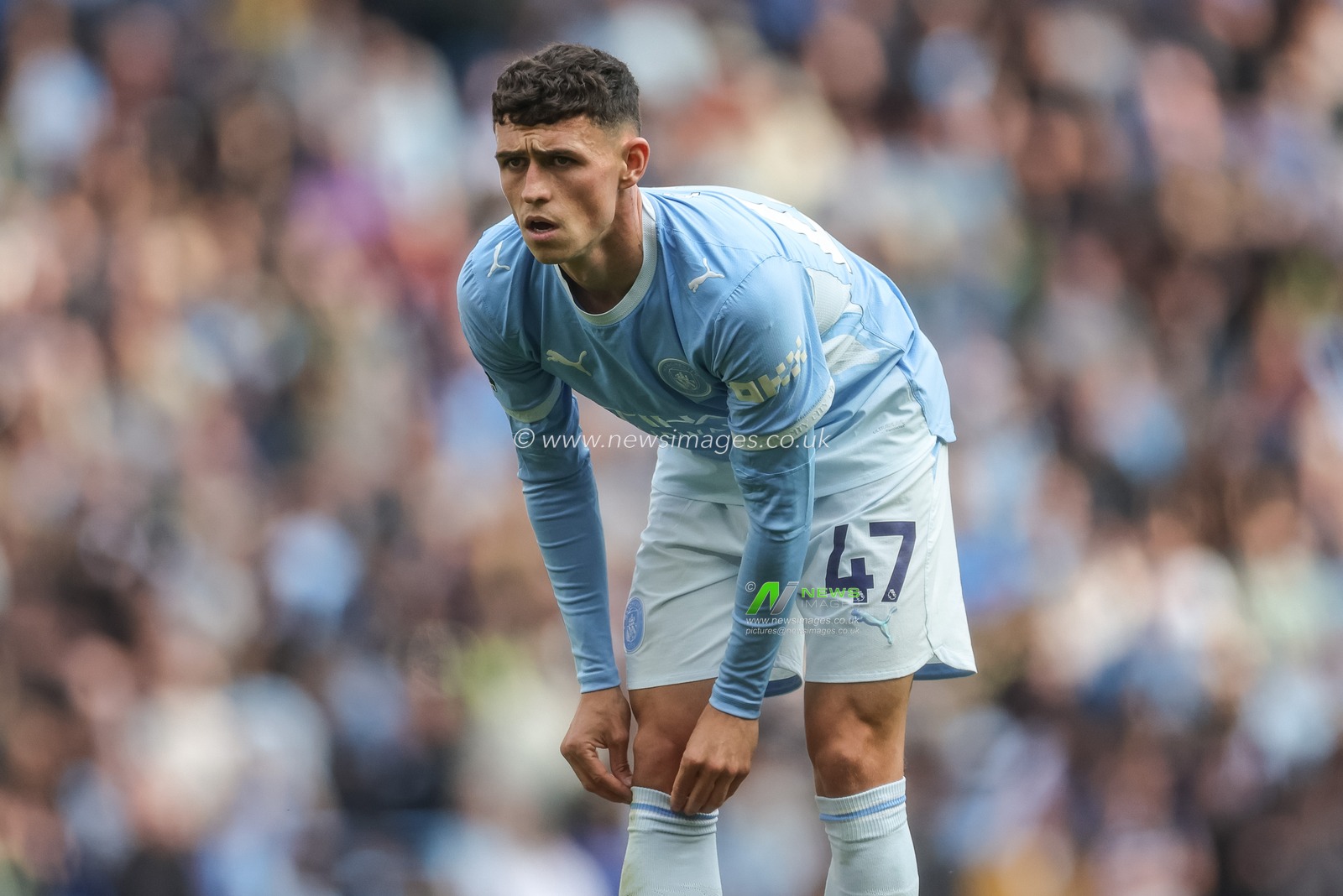 Phil Foden of Manchester City pulls his socks up during the Premier League match Manchester City vs Coventry City at Etihad Stadium, Manchester, United Kingdom on 05 September 2026

(Photo by Mark Cosgrove/News Images)