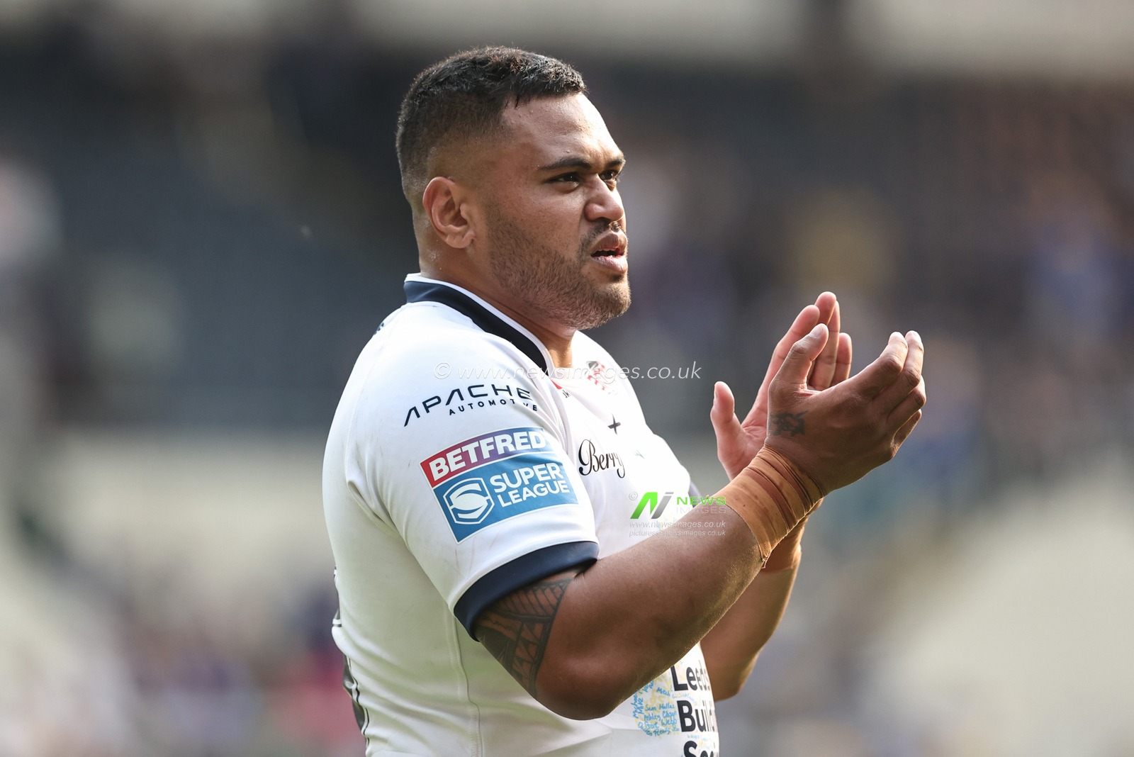 Sam Lisone of Leeds Rhinos applauds the fans after the game during the Betfred Super League Round 13 match Leeds Rhinos vs Wakefield Trinity at Headingley Stadium, Leeds, United Kingdom, 31st May 2025

(Photo by Alfie Cosgrove/News Images)