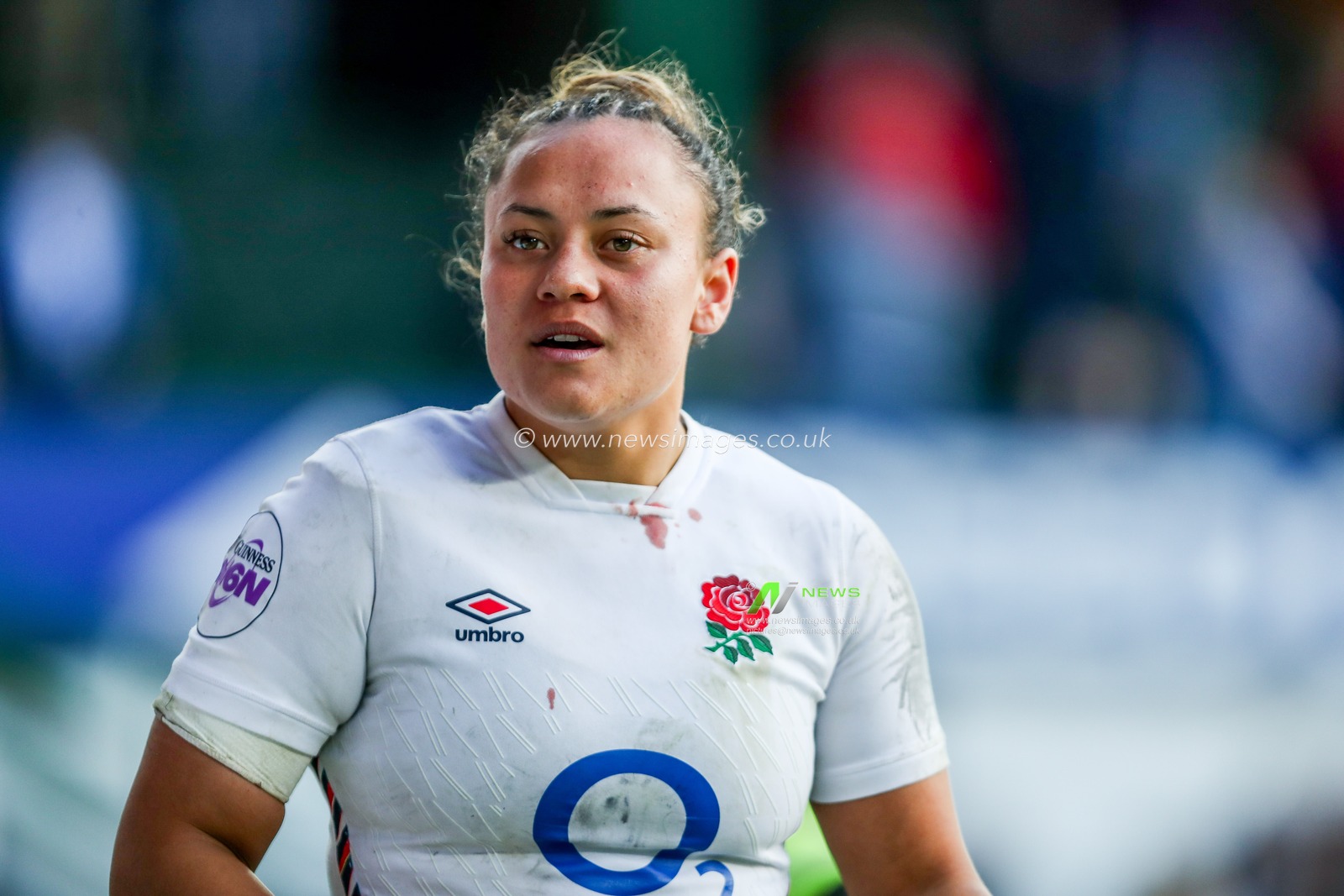 Jade Shekells of England Women acknowledges the fans after the teams victory following the 2025 Guinness Womenâ€™s 6 Nations match England vs Scotland at Mattioli Woods Welford Road Stadium, Leicester, United Kingdom, 19th April 2025

(Photo by Izzy Poles/News Images)