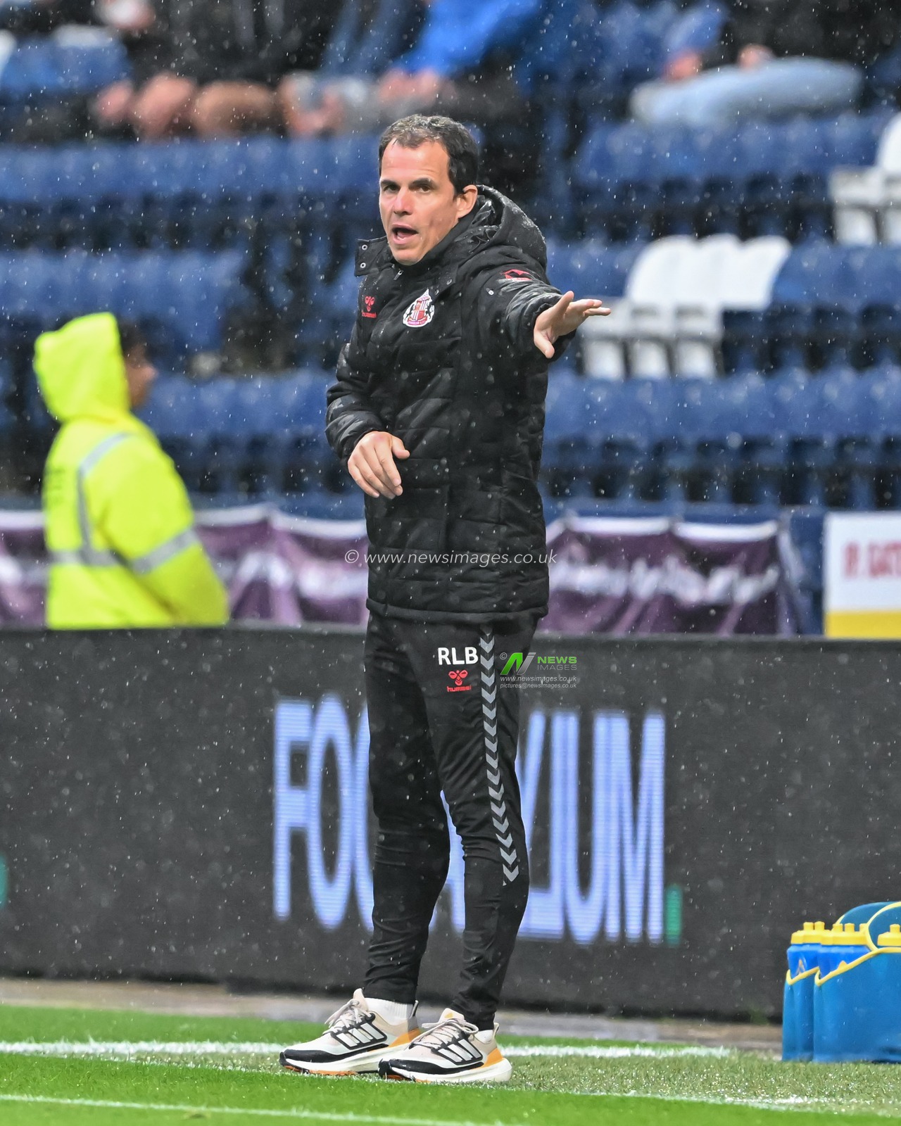 RÃ©gis Le Bris Head Coach of Sunderland instructs during the Carabao Cup match Preston North End vs Sunderland at Deepdale, Preston, United Kingdom, 13th August 2024

(Photo by Cody Froggatt/News Images)