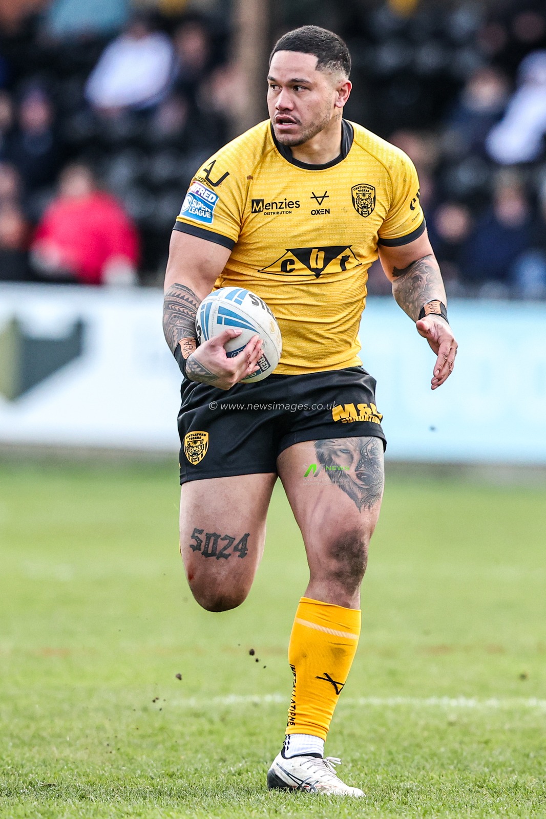 Renouf Atoni of Castleford Tigers breaks with the ball during the Betfred Super League round 7 match Castleford Tigers vs Wakefield Trinity at OneBore Stadium, Castleford, Untied Kingdom on 05 April 2026

(Photo by Alfie Cosgrove/News Images)
