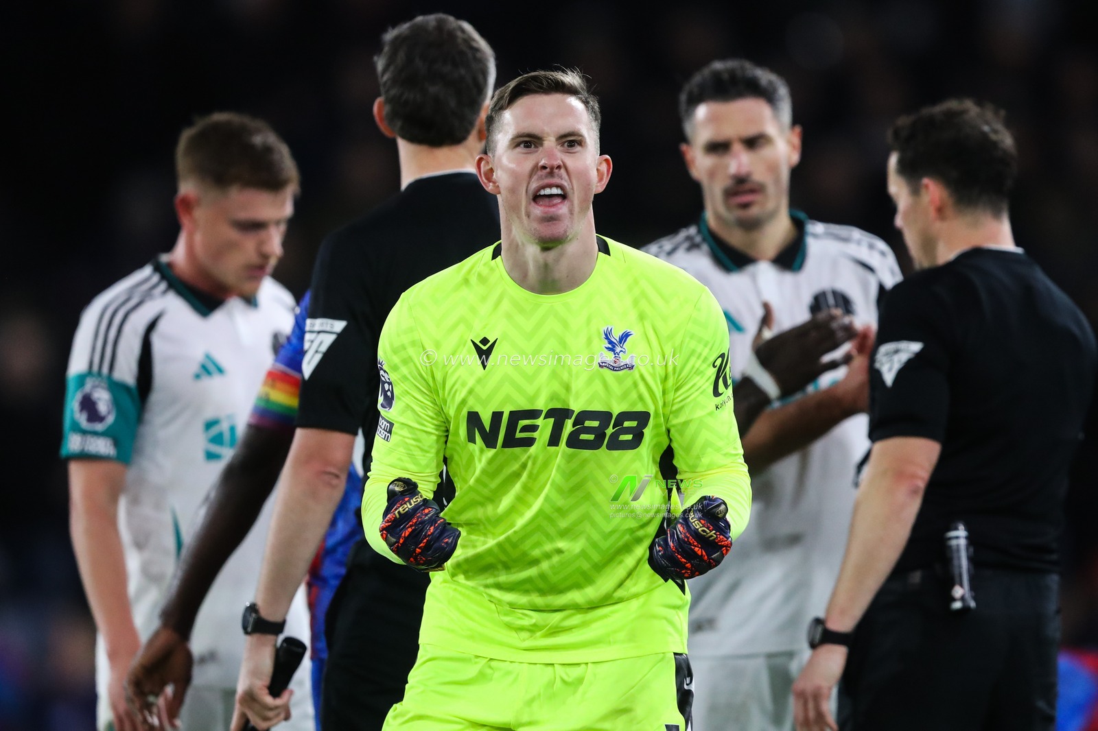 Dean Henderson of Crystal Palace celebrates his teams draw in front of the away fans after the Premier League match Crystal Palace vs Newcastle United at Selhurst Park, London, United Kingdom, 30th November 2024

(Photo by Gareth Evans/News Images)