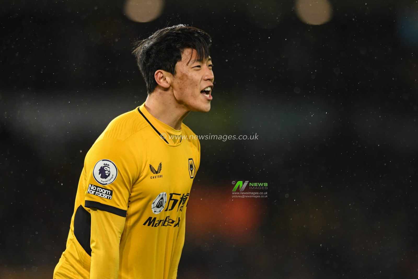 Hwang Hee-chan #26 of Wolverhampton Wanderers shouts instructions during the game