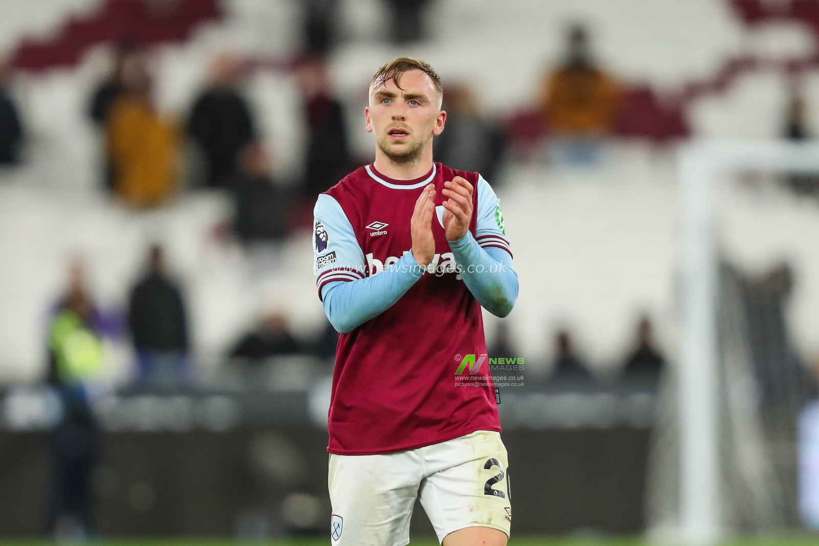 Jarrod Bowen of West Ham United applauds the fans at the end of the Premier League match West Ham United vs Wolverhampton Wanderers at London Stadium, London, United Kingdom, 9th December 2024

(Photo by Izzy Poles/News Images)