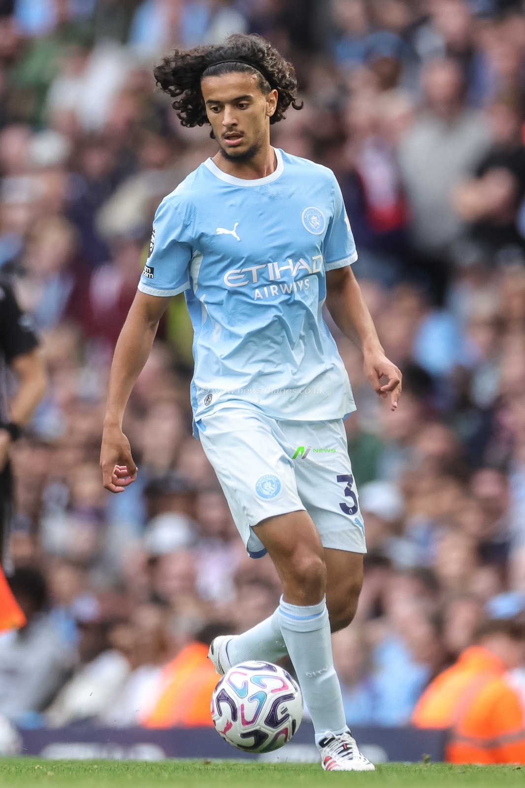 Ayyoub Bouaddi of Manchester City  with the ball during the Premier League match Manchester City vs Coventry City at Etihad Stadium, Manchester, United Kingdom on 05 September 2026

(Photo by Mark Cosgrove/News Images)
