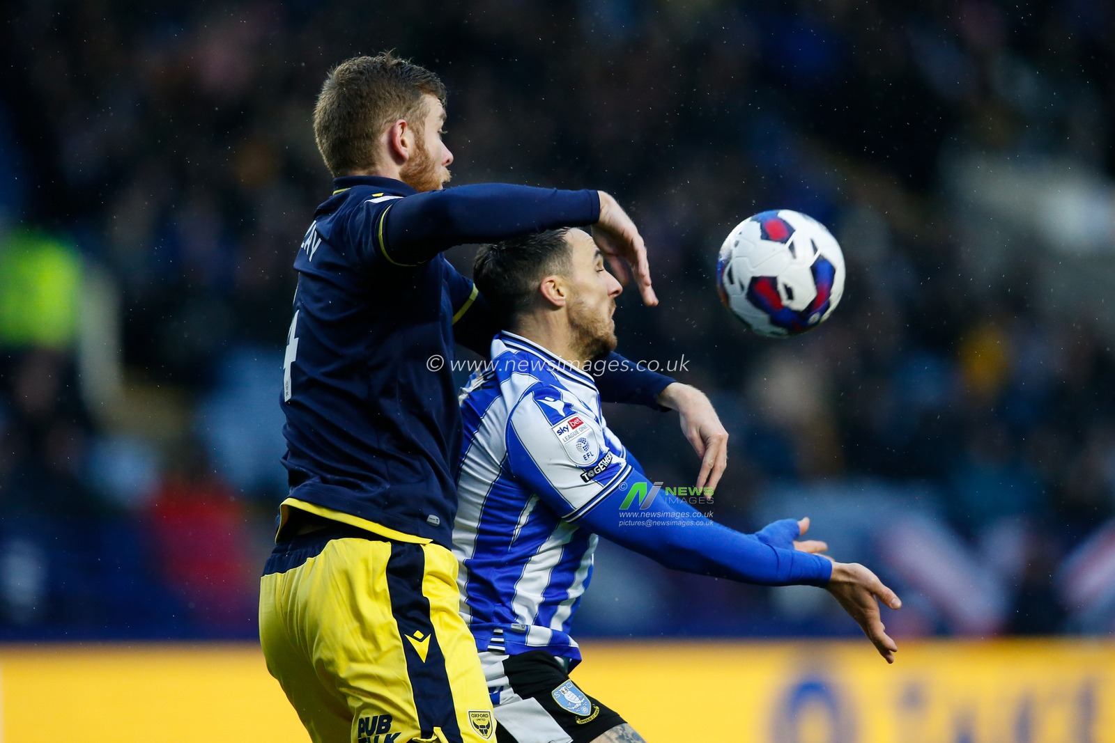 Lee Gregory #9 of Sheffield Wednesday and Stuart Findlay #4 of Oxford United during the Sky Bet League 1 match Sheffield Wednesday vs Oxford United at Hillsborough, Sheffield, United Kingdom, 17th December 2022

(Photo by Ben Early/News Images)