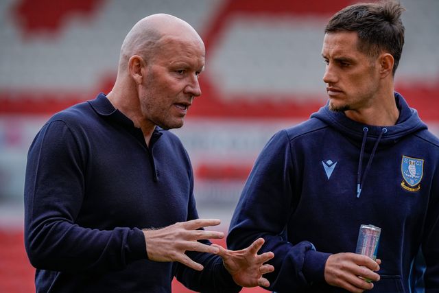 Jerry Yates of Sheffield Wednesday inspects the pitch prior to kick off and speaks to Henrik Pedersen manager of Sheffield Wednesday during the Sky Bet Championship match Stoke City vs Sheffield Wednesday at Bet365 Stadium, Stoke On Trent, United Kingdom on 03 April 2026

(Photo by Maynard Manyowa/News Images)