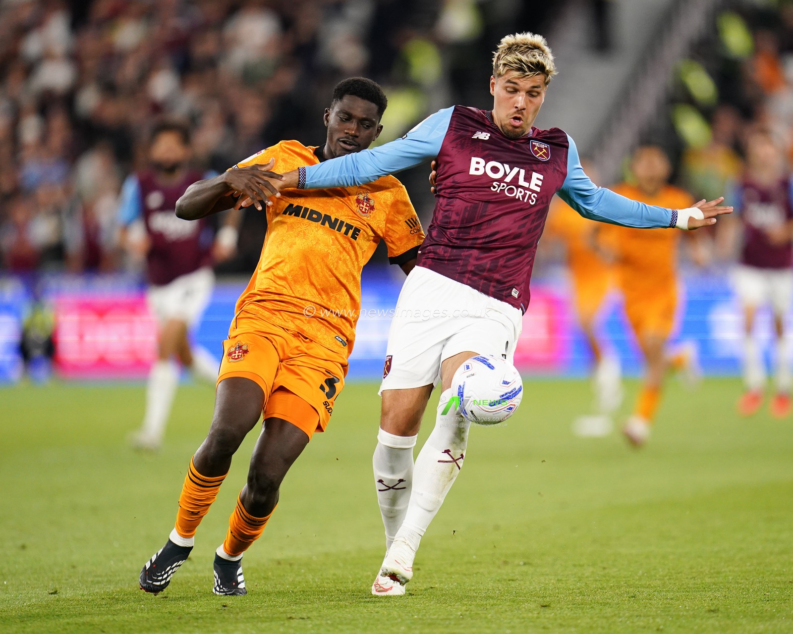 Joel Piroe of West Ham United holds off Nasser Djiga of Wolverhampton Wanderers during the Sky Bet Championship match West Ham United vs Wolverhampton Wanderers at London Stadium, London, United Kingdom on 01 September 2026

(Photo by Harvey Murphy/News Images)