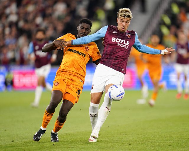 Joel Piroe of West Ham United holds off Nasser Djiga of Wolverhampton Wanderers during the Sky Bet Championship match West Ham United vs Wolverhampton Wanderers at London Stadium, London, United Kingdom on 01 September 2026

(Photo by Harvey Murphy/News Images)