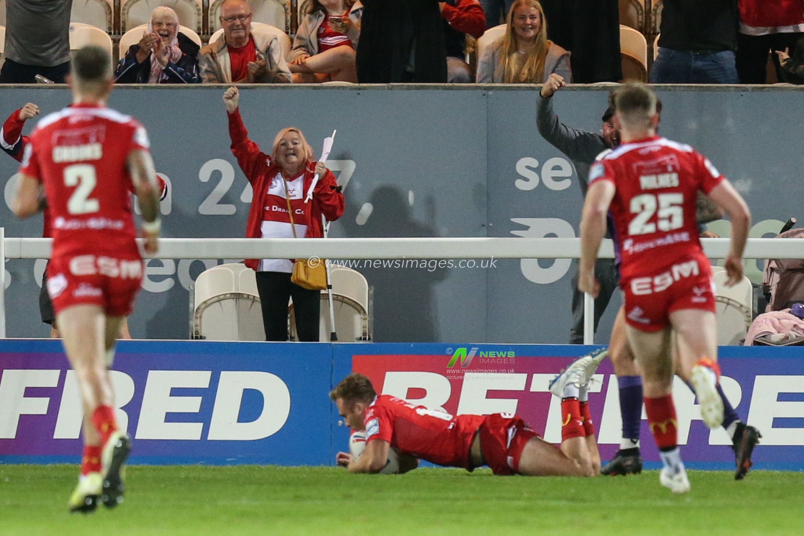 Jez Litten (14) of Hull KR scores his try