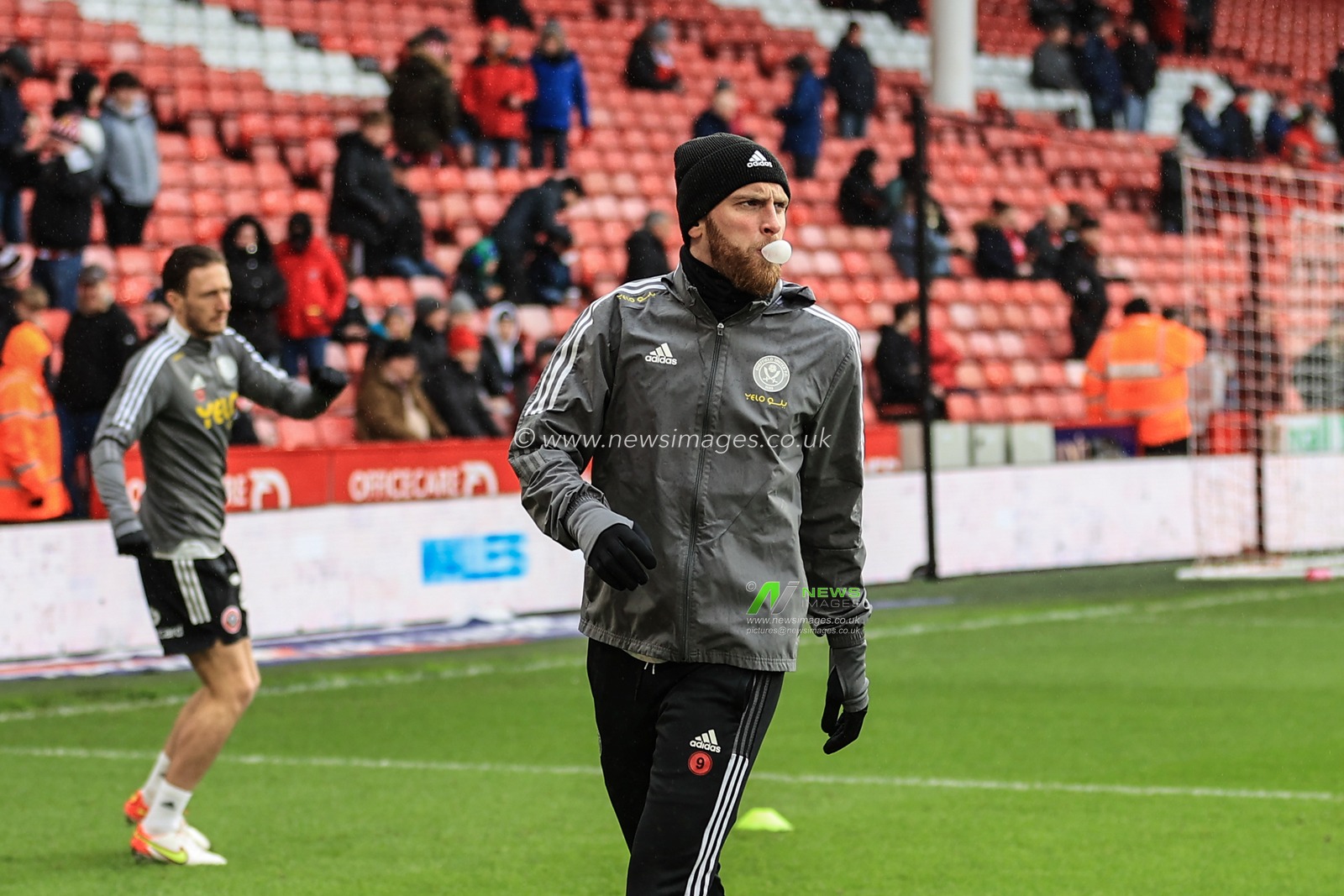 Oli McBurnie #9 of Sheffield United blows a bubble with chewing gum during the pre-game warmup