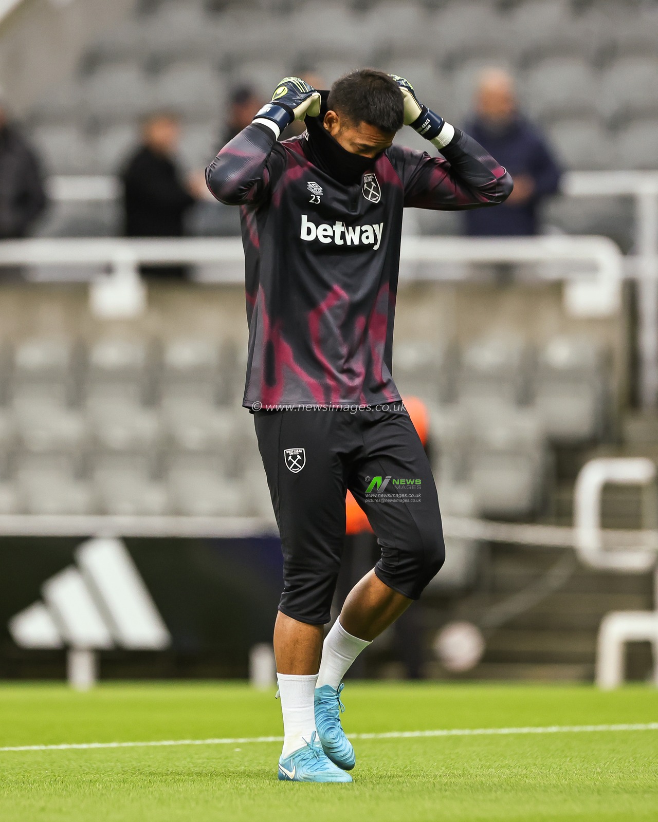 Alphonse Areola of West Ham United comes out for during the pre-game warmup ahead of the Premier League match Newcastle United vs West Ham United at St. James's Park, Newcastle, United Kingdom, 25th November 2024

(Photo by Mark Cosgrove/News Images)