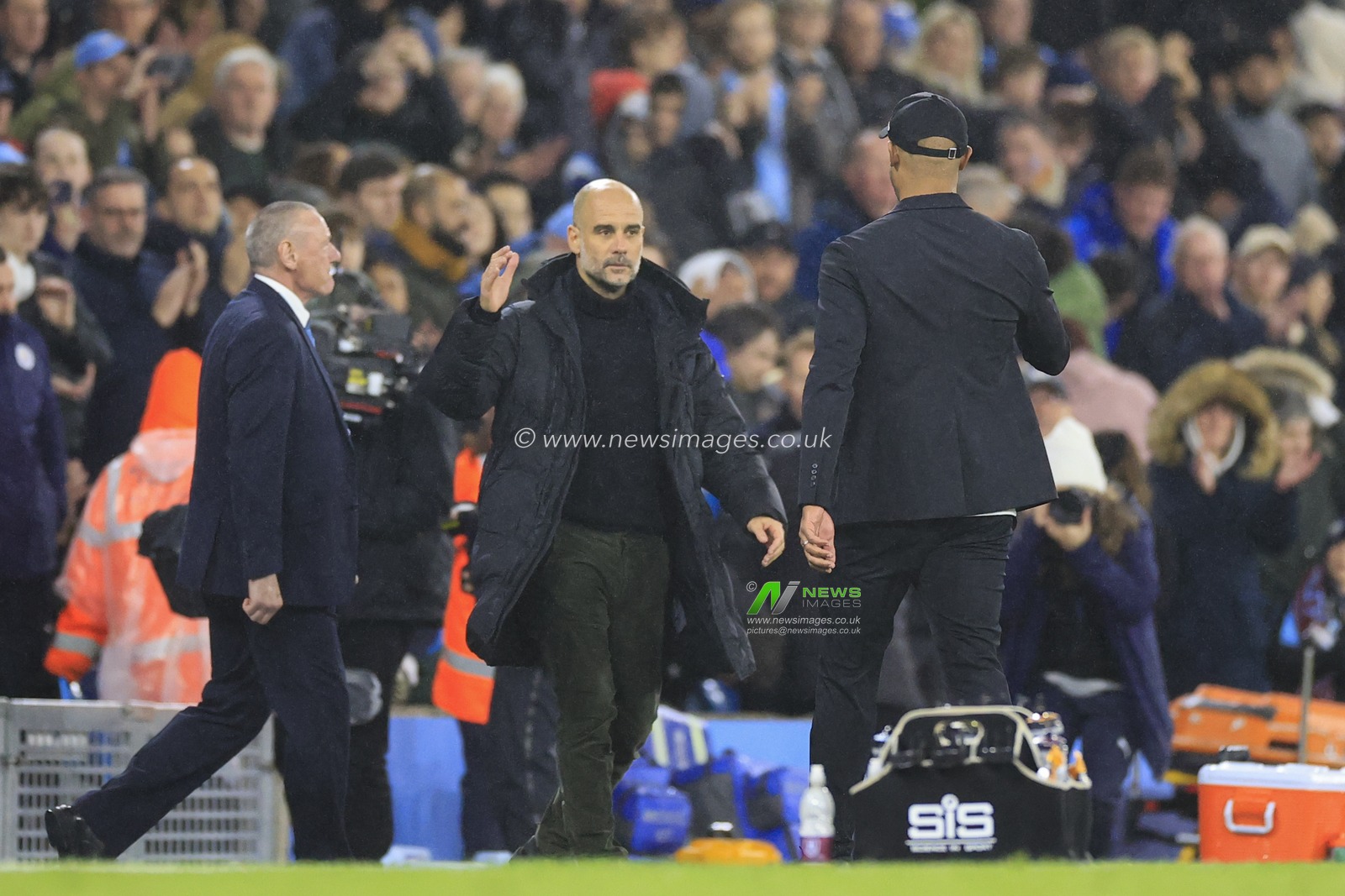 Pep Guardiola the Manchester City manager and Vincent Kompany the Burnley manager shake hands at the end of the Emirates FA Cup Quarter Final match Manchester City vs Burnley at Etihad Stadium, Manchester, United Kingdom, 18th March 2023

(Photo by Conor Molloy/News Images)