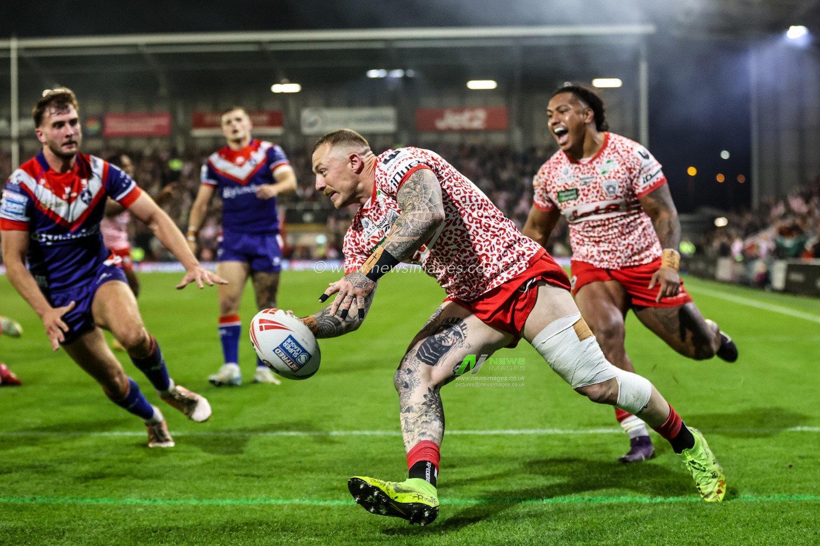 Josh Charley of Leigh Leopards goes over for a try making it 16-0 during the Betfred Super League play-off Eliminator 1 match Leigh Leopards vs Wakefield Trinity at Progress With Unity Stadium, Leigh, United Kingdom, 26th September 2025

(Photo by Alfie Cosgrove/News Images)