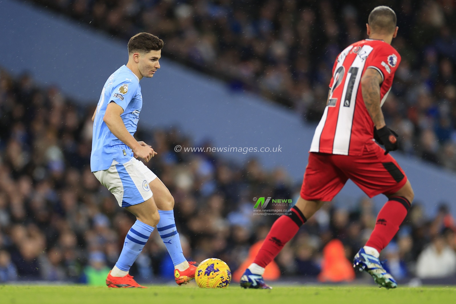 Julian Alvarez #19 of Manchester City passes the ball during the Premier League match Manchester City vs Sheffield United at Etihad Stadium, Manchester, United Kingdom, 30th December 2023

(Photo by Conor Molloy/News Images)