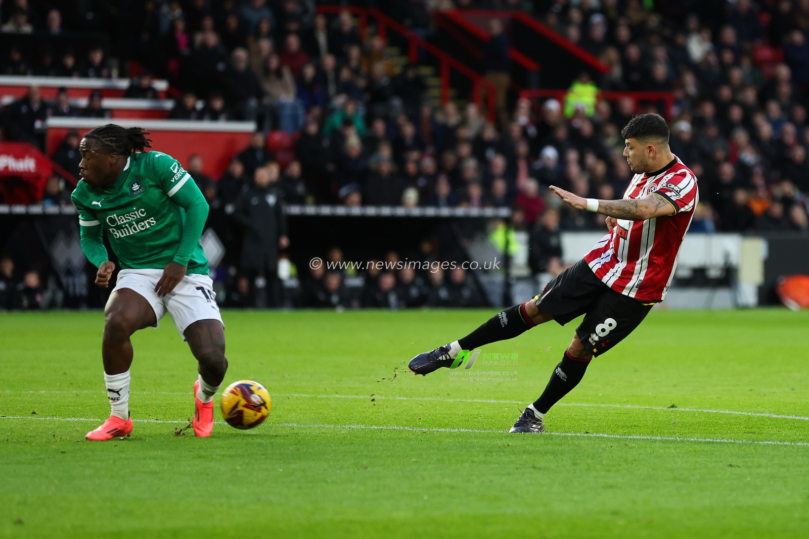 Gustavo Hamer of Sheffield United shoots on goal l to make it 1-0 during the Sky Bet Championship match Sheffield United vs Plymouth Argyle at Bramall Lane, Sheffield, United Kingdom, 14th December 2024

(Photo by Alex Roebuck/News Images)