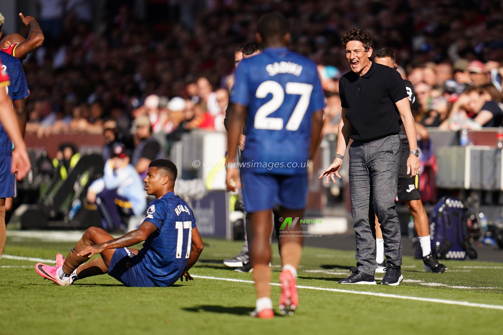 Keith Andrews manager of Brentford FC smiles as foul is given to his side during the Premier League match Brentford vs Sunderland at GTECH Community Stadium, London, United Kingdom on 05 September 2026

(Photo by Harvey Murphy/News Images)