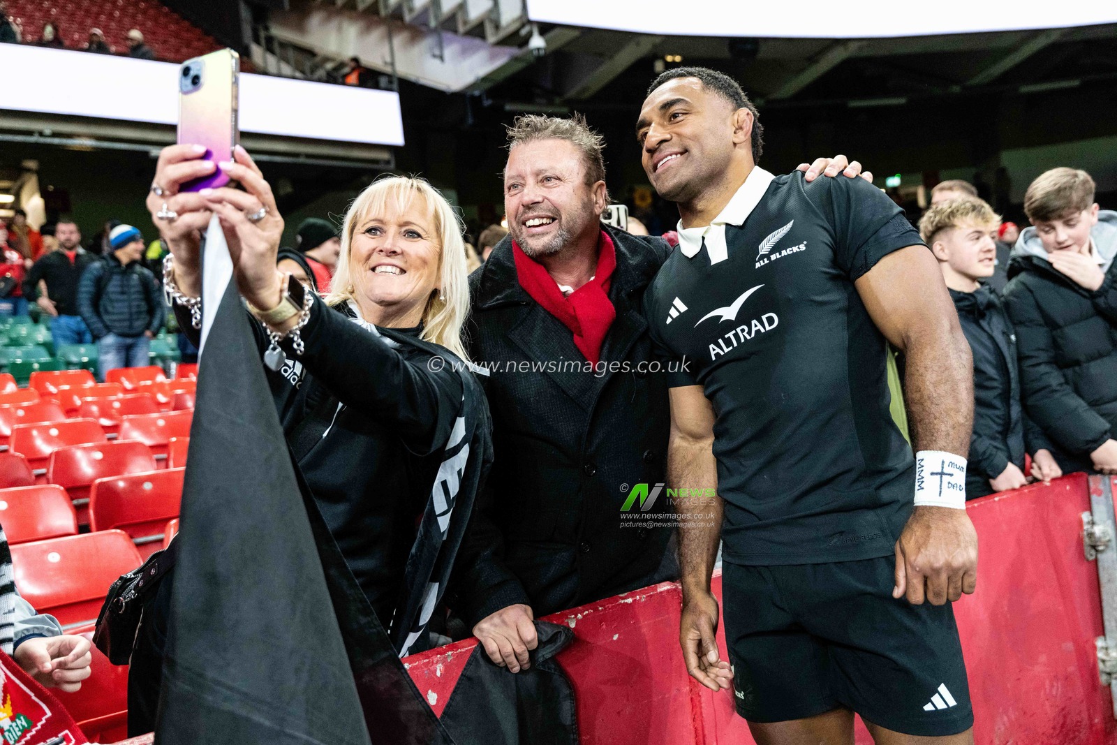 Sevu Reece of New Zealand has a selfie with some New Zealand fans at the final whistle of the the Quilter Nations Series 2025 match Wales vs New Zealand at Principality Stadium, Cardiff, United Kingdom, 22nd November 2025

(Photo by Andrew Lewis/News Images)

*** GER AUT SUI OUT ***