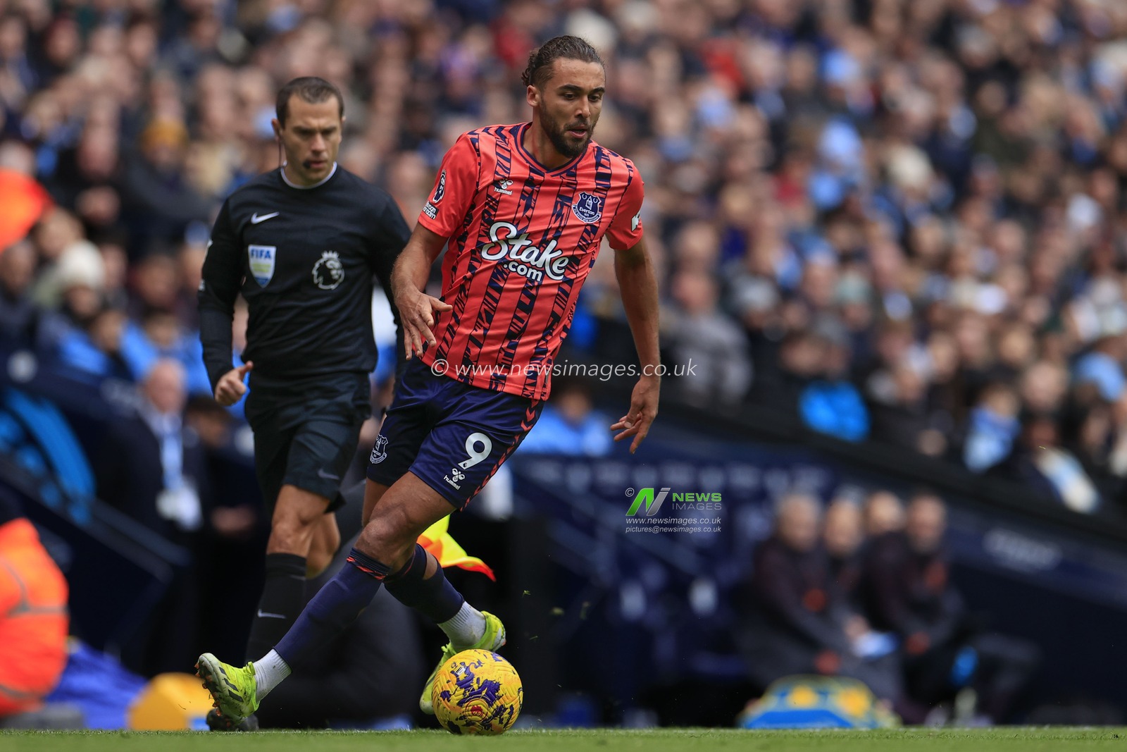 Dominic Calvert-Lewin of Everton controls the ball during the Premier League match Manchester City vs Everton at Etihad Stadium, Manchester, United Kingdom, 10th February 2024

(Photo by Conor Molloy/News Images)
