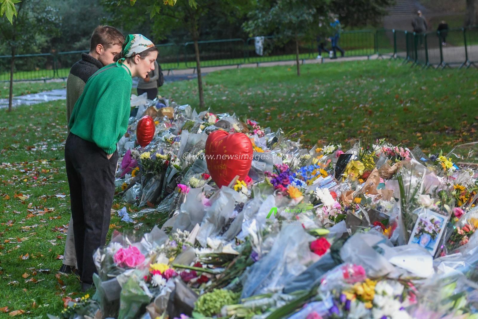 Mourners pay their respect in The Green Park
Day 2 Queens death at Buckingham Palace, London, United Kingdom, 10th September 2022

(Photo by Mike Jones/News Images)