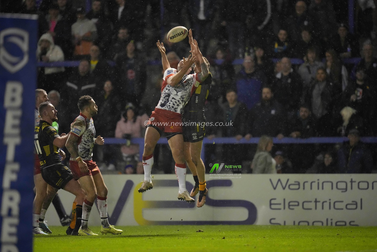 Matty Ashton #5 of Warrington Wolves competes for a high ball during the Rugby League Ben Currie Testimonial match Warrington Wolves vs Leigh Leopards at Halliwell Jones Stadium, Warrington, United Kingdom, 4th February 2023

(Photo by Steve Flynn/News Images)