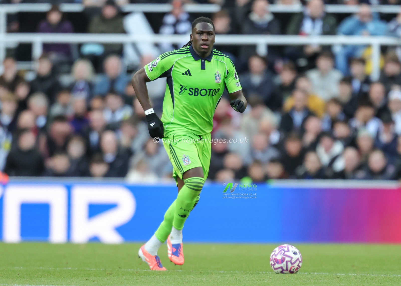 Calvin Bassey of Fulham in action during the Premier League match Newcastle United vs Fulham at St. James's Park, Newcastle, United Kingdom, 25th October 2025

(Photo by Richard Bierton/News Images)