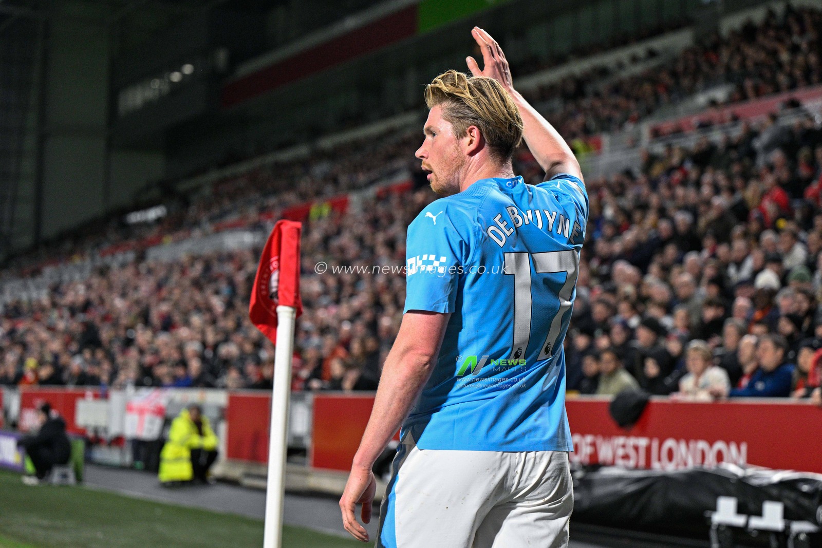Kevin De Bruyne of Manchester City prepares to take a corner during the Premier League match Brentford vs Manchester City at The Gtech Community Stadium, London, United Kingdom, 5th February 2024

(Photo by Cody Froggatt/News Images)